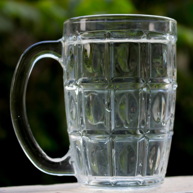 Foto close-up van een drinkglas op tafel