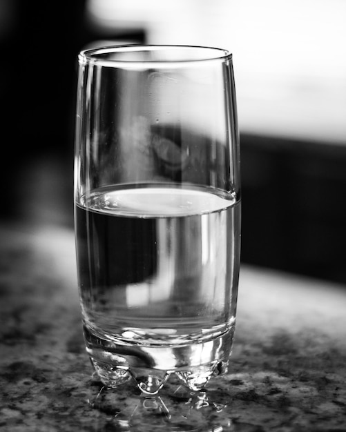 Close-up van een drinkglas op tafel