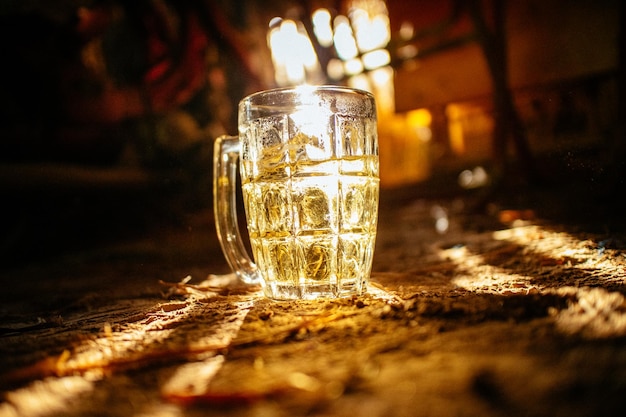 Close-up van een drinkglas op tafel