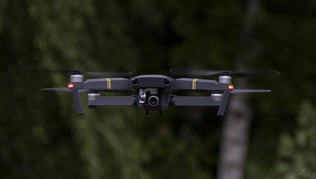 Close-up van een drone die tegen bomen vliegt
