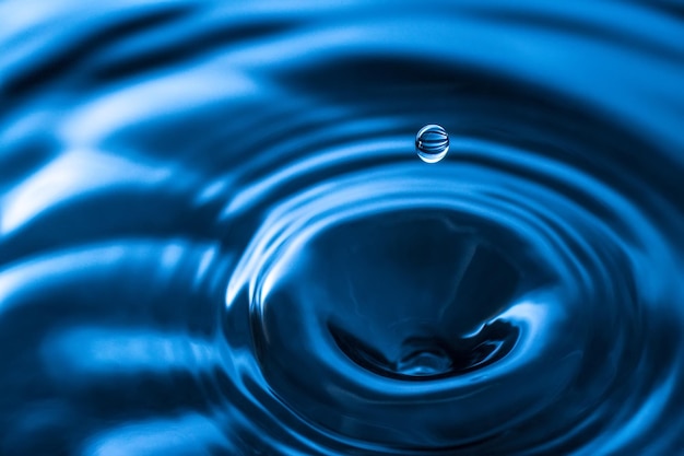 Close-up van een druppel die in het water valt