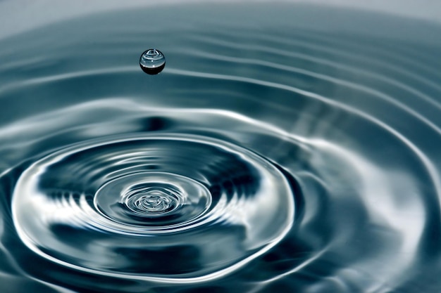 Close-up van een druppel die in het water valt