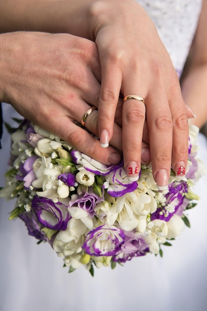 Close-up van een echtpaar dat elkaar de hand houdt