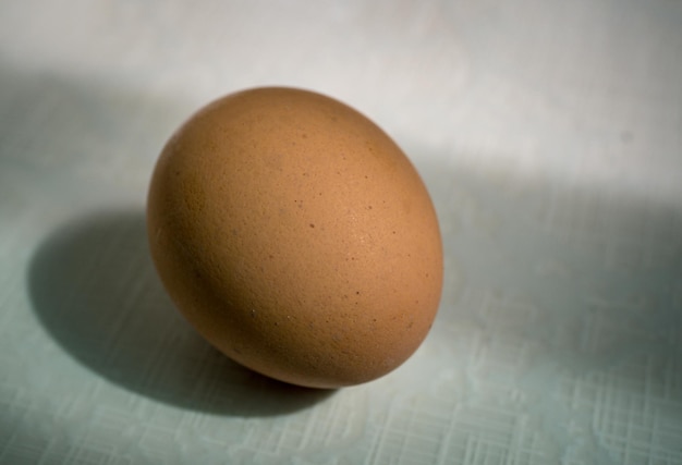 Foto close-up van een ei op tafel