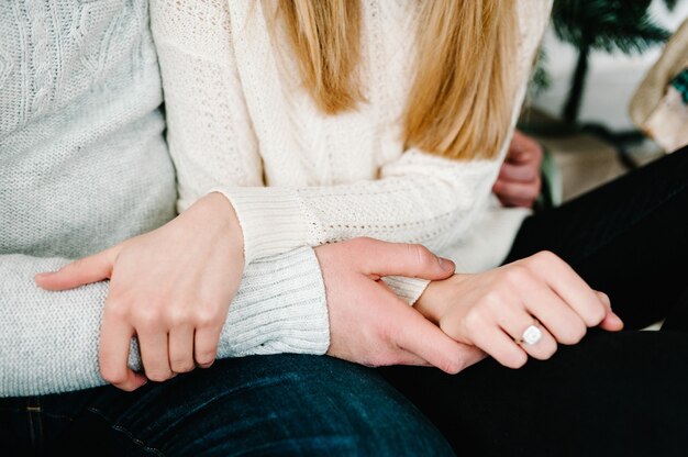 Foto close-up van een elegante diamanten verlovingsring aan de vinger van de vrouw. liefde en huwelijksconcept.