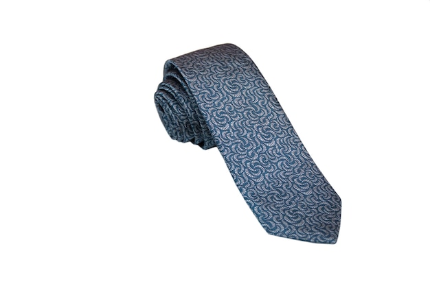 Close-up van een elegante stijlvolle stropdas opgerold en geïsoleerd op een witte achtergrond