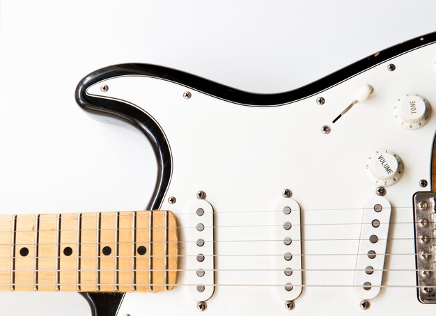 Foto close-up van een elektrische gitaar op een witte achtergrond