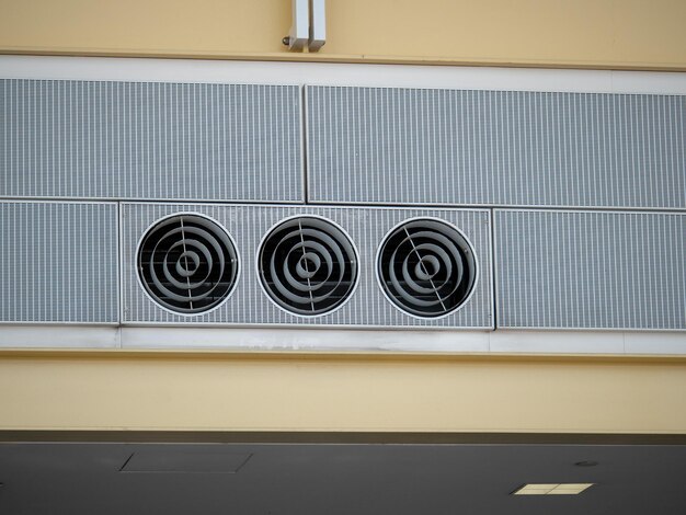 Foto close-up van een elektrische lamp aan de muur