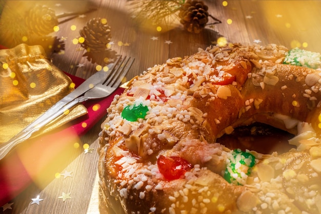 Close-up van een Epiphany cake Roscon de Reyes op een houten tafel Typisch Spaans dessert