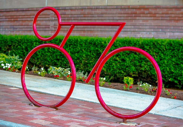 Foto close-up van een fiets bij een zwembad