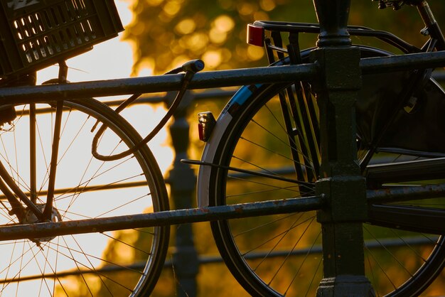 Foto close-up van een fiets geparkeerd bij een reling