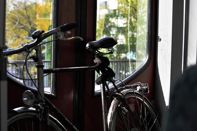 Foto close-up van een fiets geparkeerd bij het raam