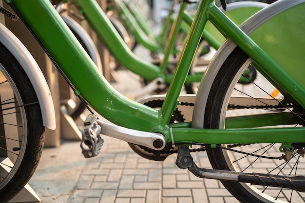 Foto close-up van een fiets geparkeerd op het veld