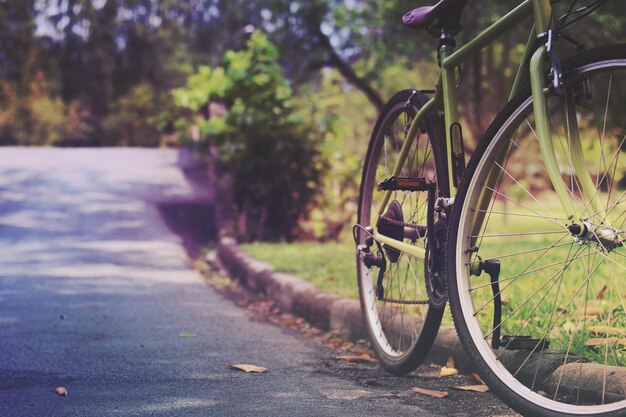 Foto close-up van een fiets op de weg