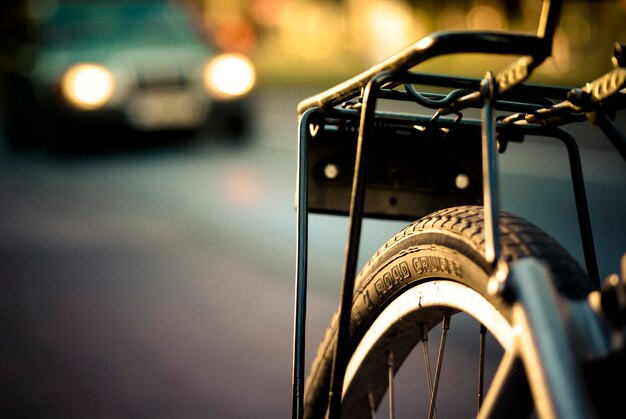 Foto close-up van een fiets op straat