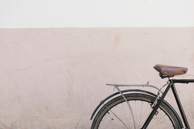 Foto close-up van een fiets voor geschilderde muur