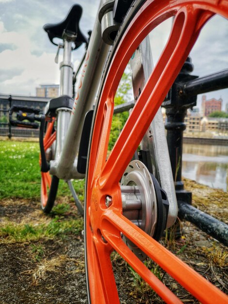 Close-up van een fietswiel op het veld