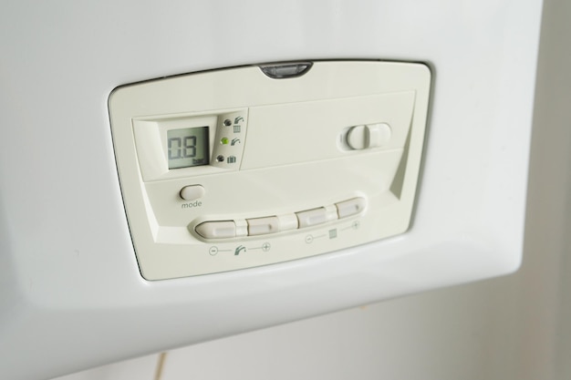 Close-up van een gasverwarmingsketel voor een huishoudelijk bedieningspaneel