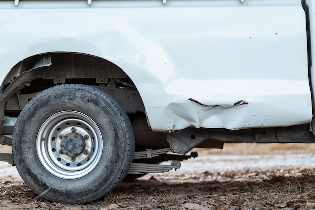 Close-up van een gebroken witte auto in een ongeval.