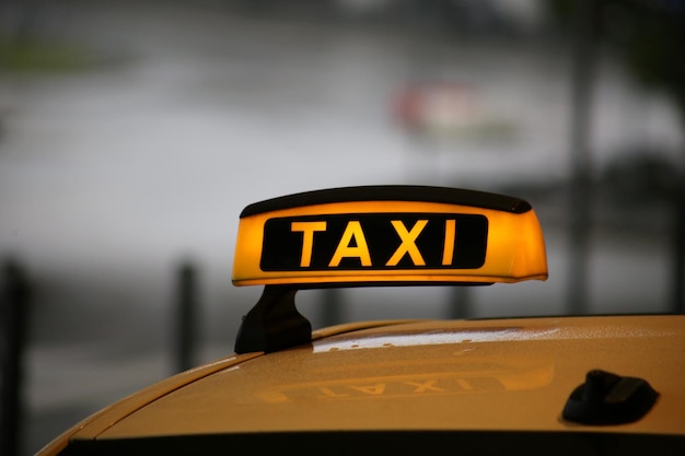 Foto close-up van een geel bord op een auto