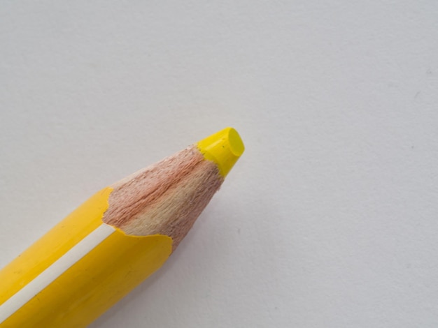 Foto close-up van een geel potlood tegen een witte achtergrond