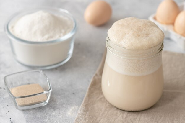 Close-up van een gefermenteerde zuurdesem starter in een glazen pot