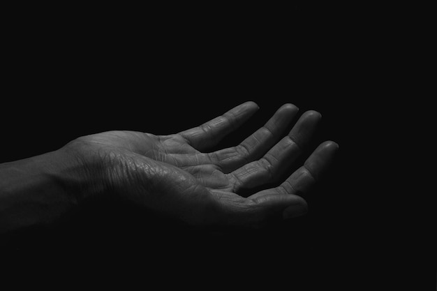 Close-up van een gekapte hand op een zwarte achtergrond