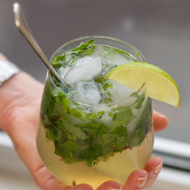 Close-up van een gekapte handhoudende cocktail
