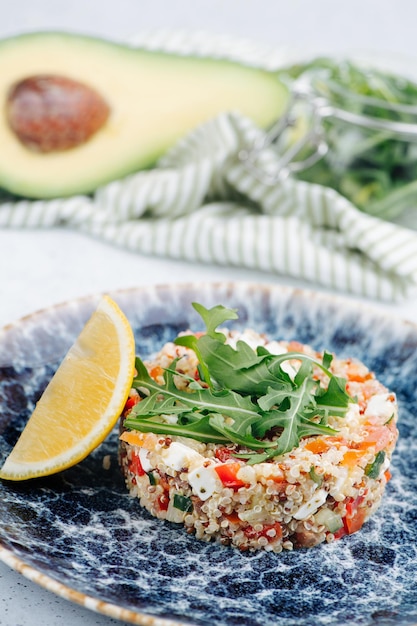 Close up van een gekiemde zaden kotelet gegarneerd met rucola en verguld met citroen