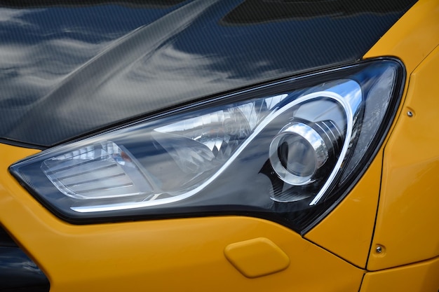 Close-up van een gele auto.