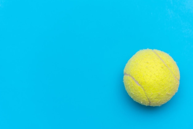 Foto close-up van een gele bal tegen een blauwe achtergrond