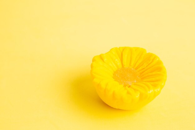 Foto close-up van een gele bloem op een witte achtergrond
