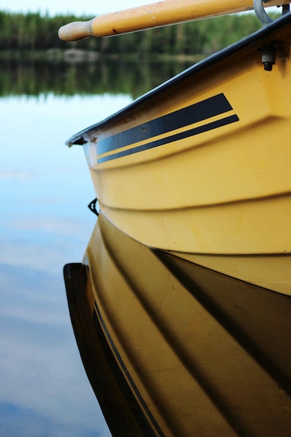 Close-up van een gele boot aangemeerd bij het meer