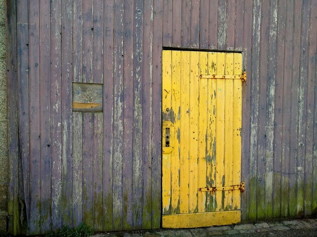 Foto close-up van een gele gesloten deur