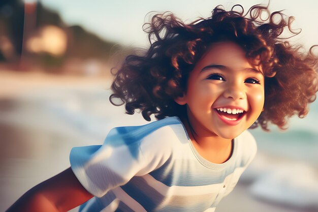 Close-up van een gelukkig krullend kind dat plezier heeft op zomervakantie op zee Gezonde levensstijlconcept