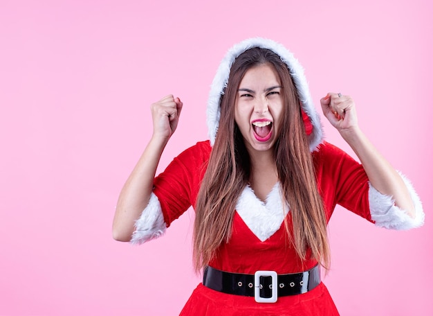 Close-up van een gelukkige blanke vrouw die santa-kleren draagt die emotioneel gillen?