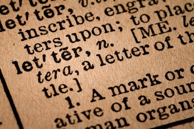 Foto close-up van een geopend woordenboek met het woord brief