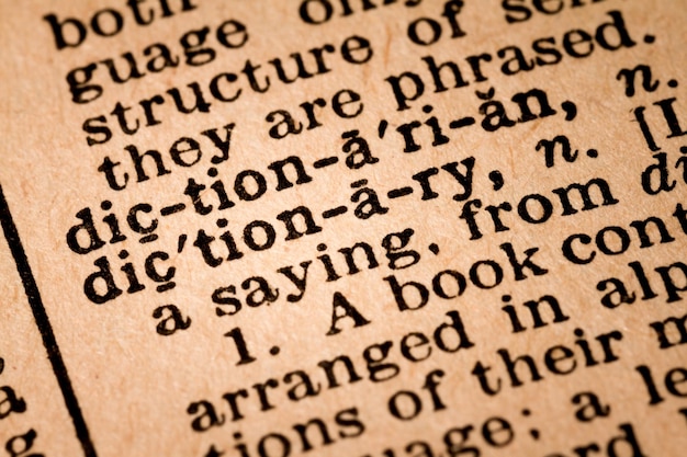 Foto close-up van een geopend woordenboek met het woord woordenboek