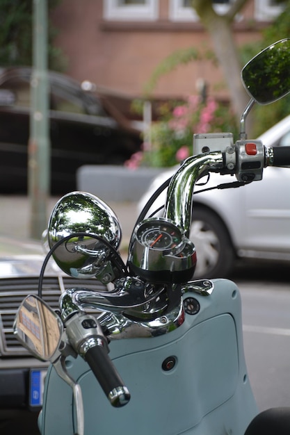 Close-up van een geparkeerde scooter