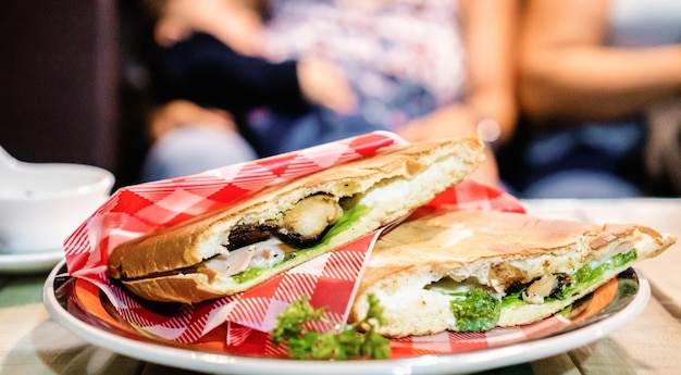 Close up van een geroosterd broodje op een restauranttafel klaar om te eten