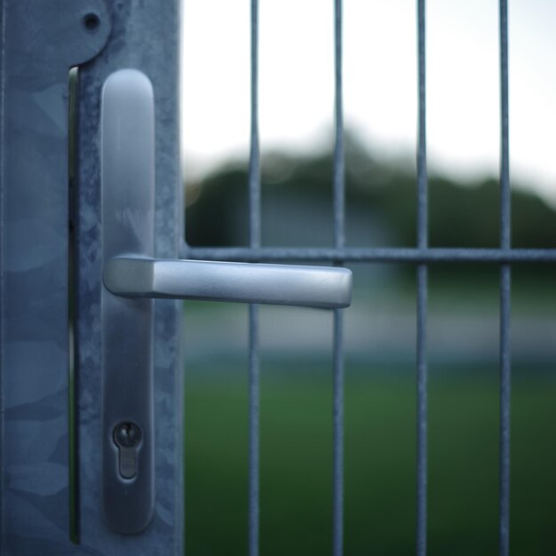 Foto close-up van een gesloten metalen poort