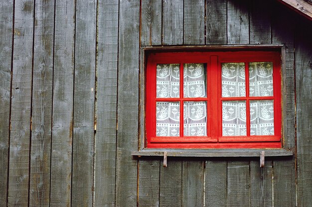 Foto close-up van een gesloten raam op een houten muur