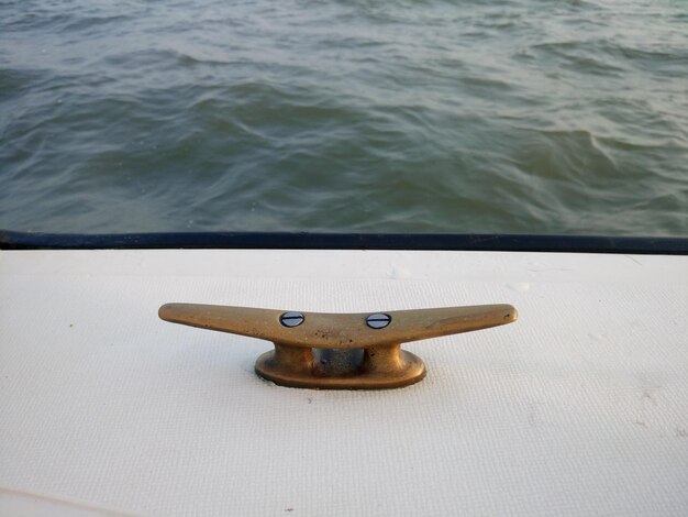 Foto close-up van een gesneden boot die op zee vaart