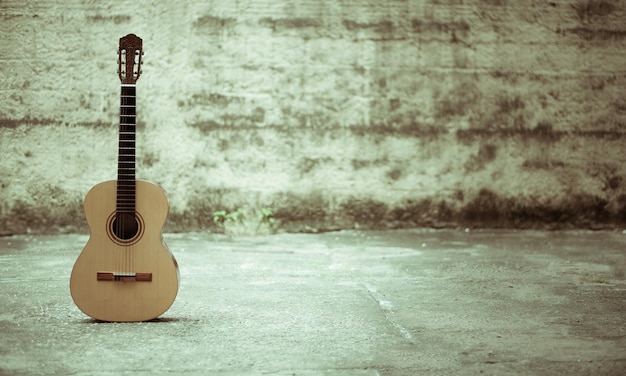 Foto close-up van een gitaar op de muur