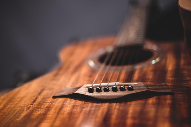 Foto close-up van een gitaar op tafel