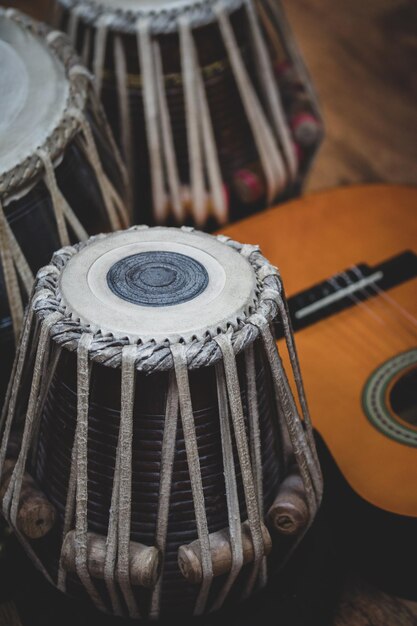 Foto close-up van een gitaar op tafel