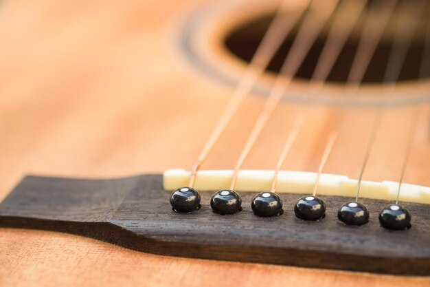 Foto close-up van een gitaar op tafel