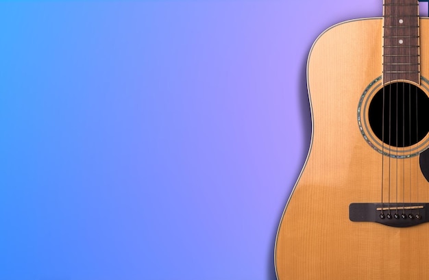 Close-up van een gitaar tegen een blauwe achtergrond