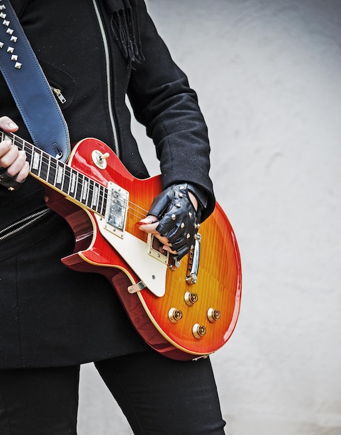 Close up van een gitarist met elektrische gitaar