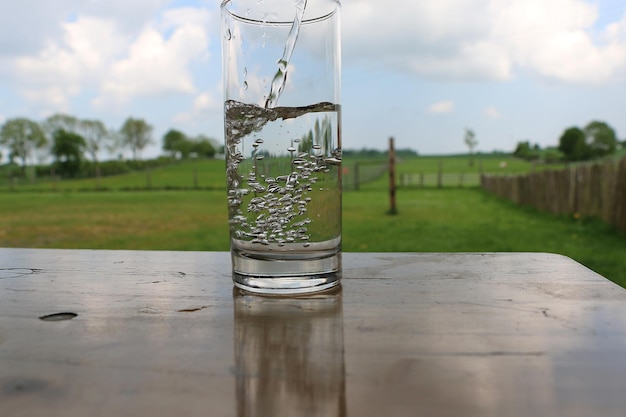 Close-up van een glas water op tafel